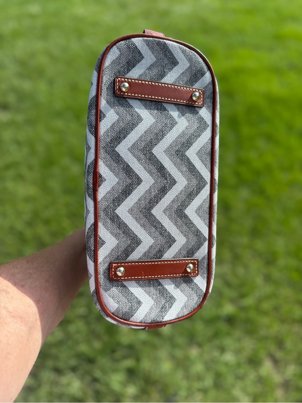 Ladies Dooney & Bourke Gray Chevron Zip Satchel Purse - Picture 7 of 10